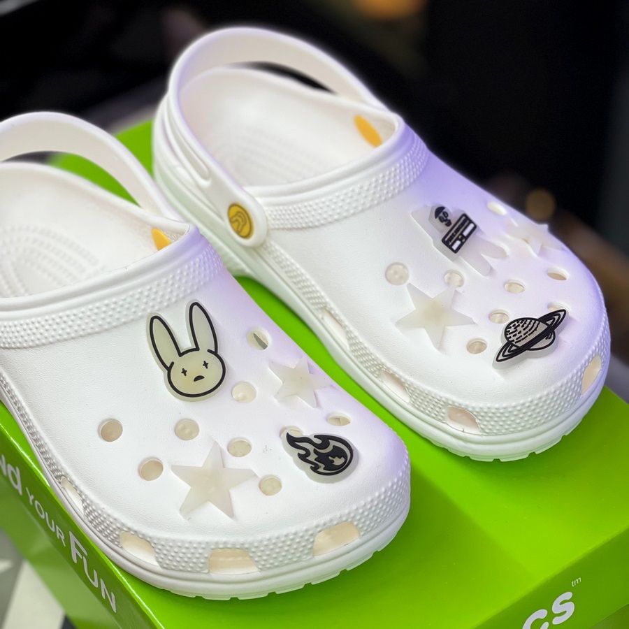 Dép Crocs Classic Sticker Dạ Quang – Sấu Vui Vẻ