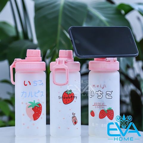  Bình Đựng Nước Thuỷ Tinh Mờ Nắp Bật Có Quai Cầm Dâu Tây Strawberry 500 Ml Tặng Kèm Ống Hút Tiện Lợi 