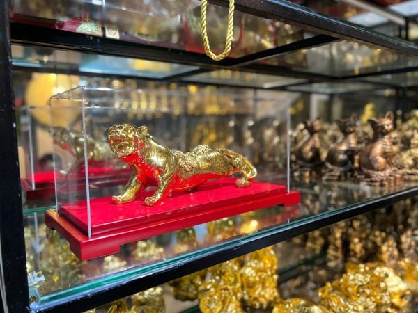 Quà tặng sếp tuổi Dần: hộp tượng hổ bằng đồng dát vàng 24k quà quý quà vàng