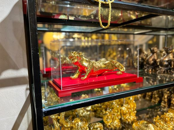 Quà tặng sếp tuổi Dần: hộp tượng hổ bằng đồng dát vàng 24k quà quý quà vàng