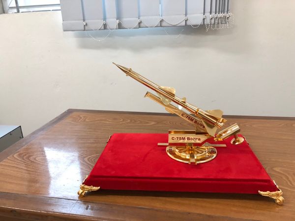 Mô hình tên lửa phòng không mạ vàng 24k