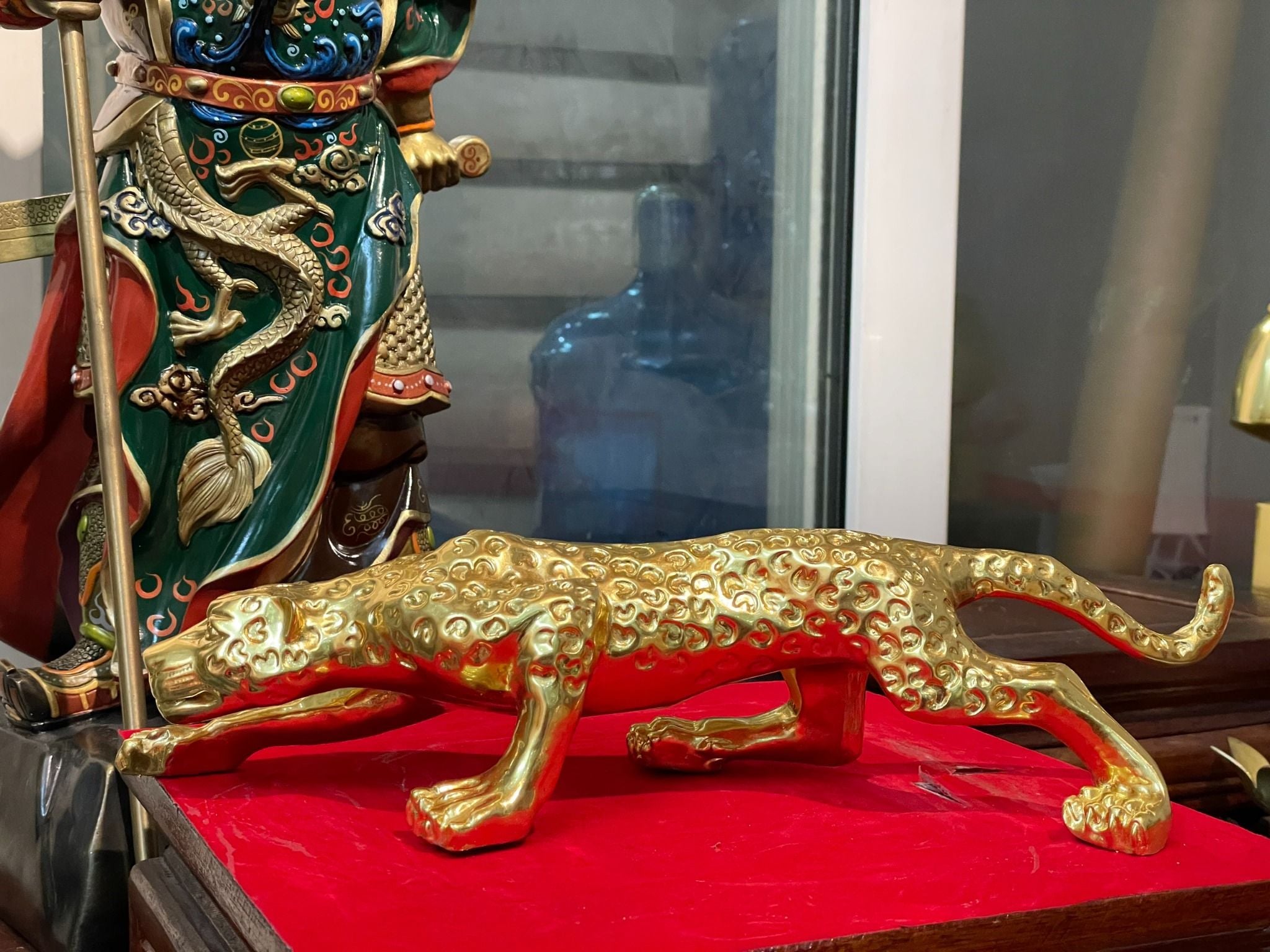 Quà tặng mạ vàng: Tượng báo bằng đồng dát vàng 24k