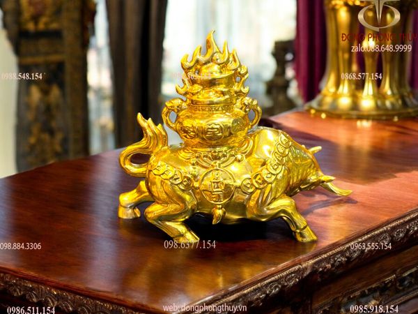 Tượng trâu vàng cõng hũ tiền bằng đồng dát vàng 24k