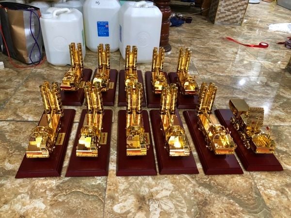 Mô hình Xe trở tên lửa bằng đồng mạ vàng 24k