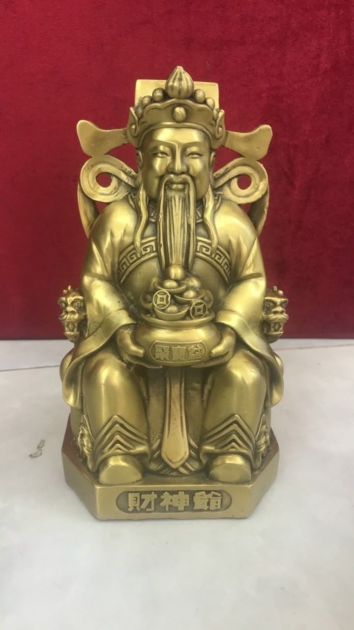 Tượng thần tài dâng tiền