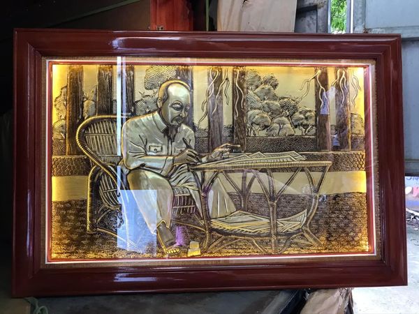 Tranh bác hồ ngồi ghế mây đọc báo bằng đồng