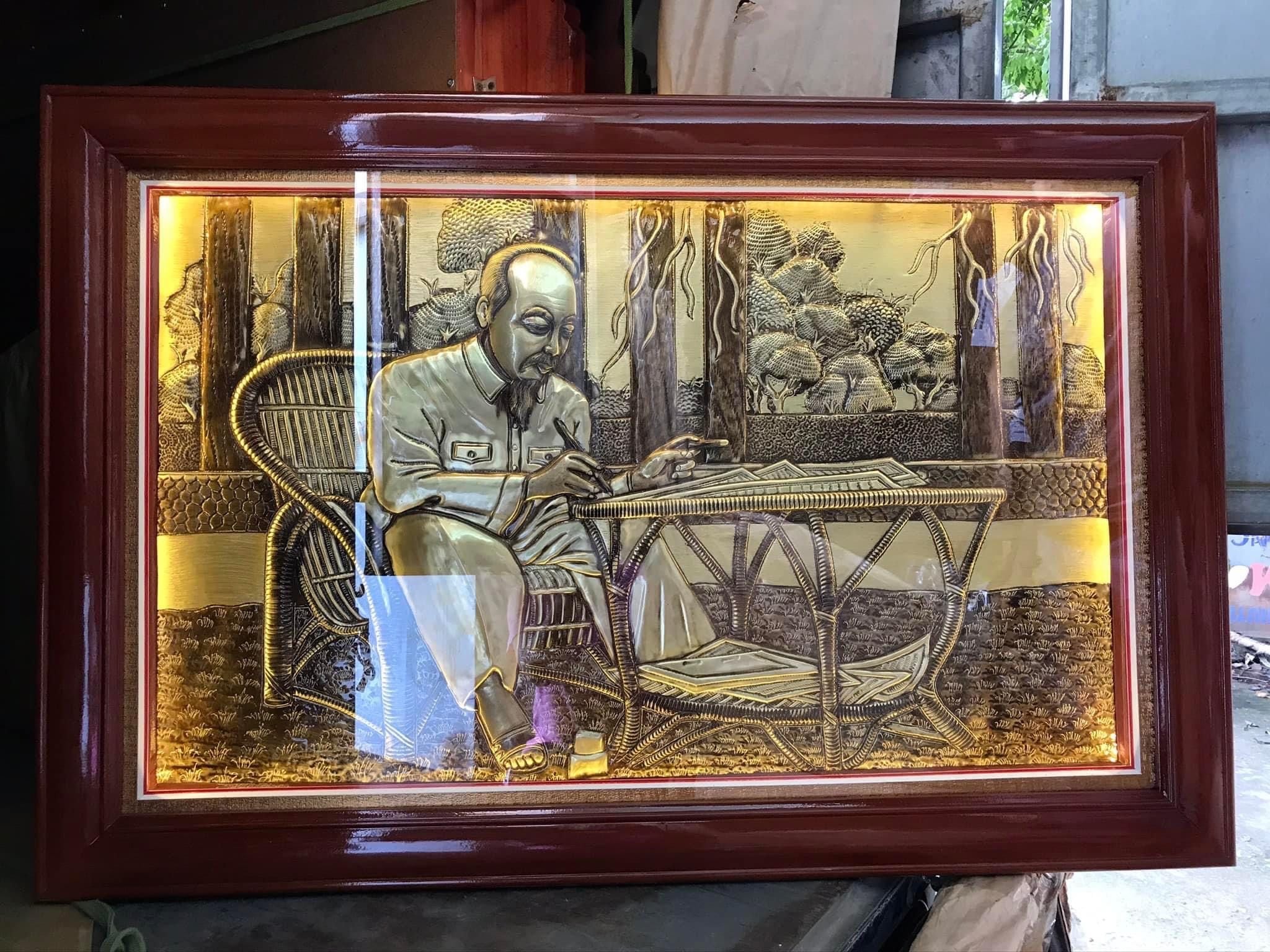 Tranh bác hồ ngồi ghế mây đọc báo bằng đồng