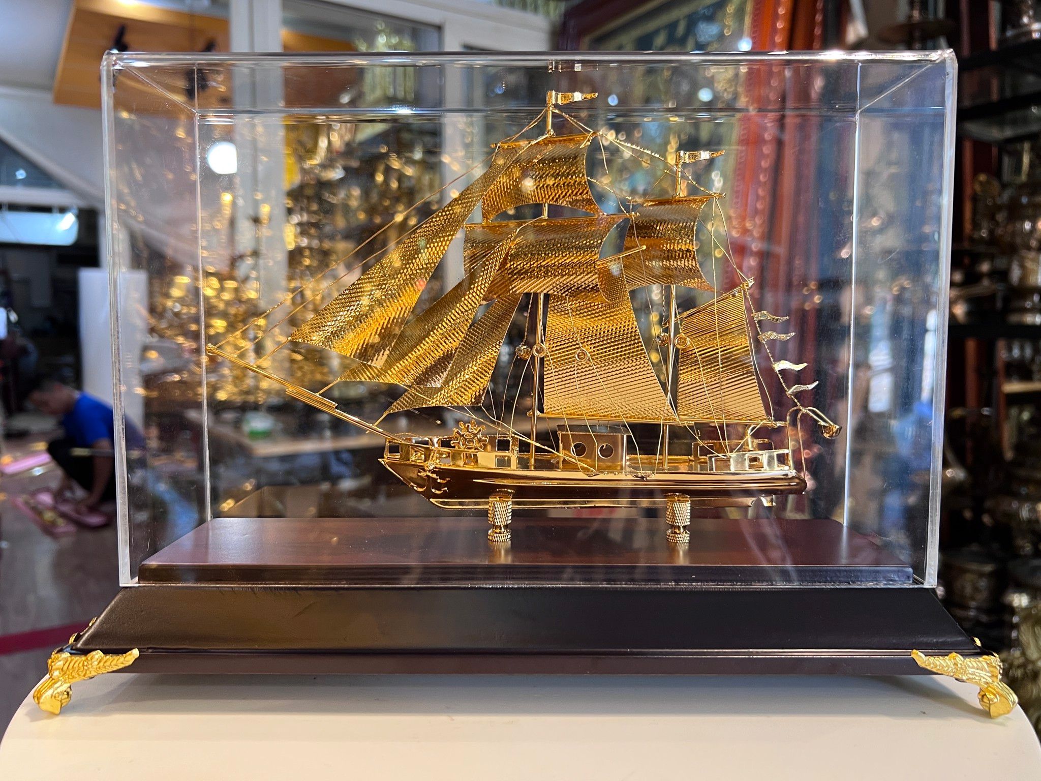 Quà tặng sếp : mô hình thuyền buồm mạ vàng 24k