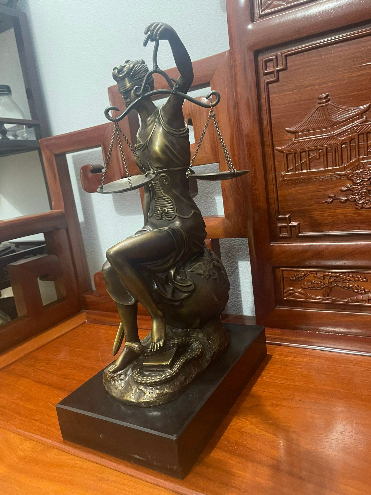 Tượng nữ thần công lý - cán cân công lý