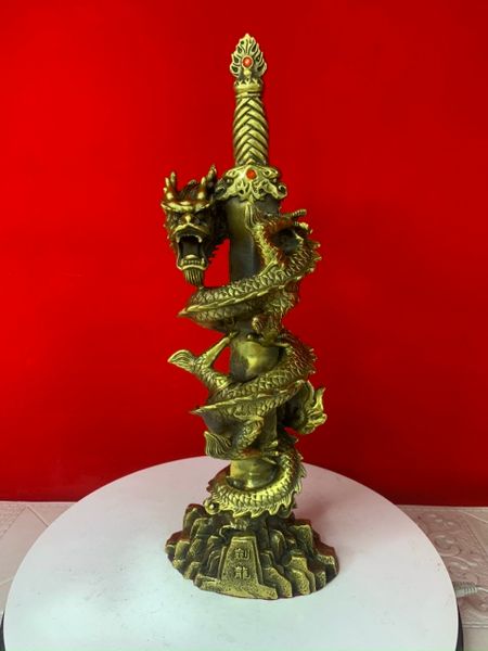 Tượng rồng phong thuỷ bằng đồng cuộn kiếm