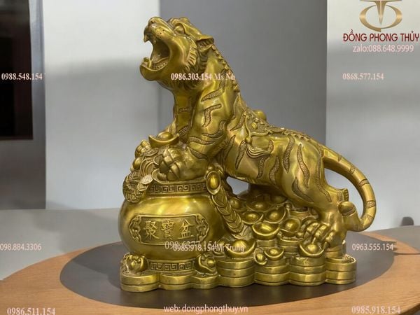 Tượng hổ phong thủy ôm hũ tiền bằng đồng