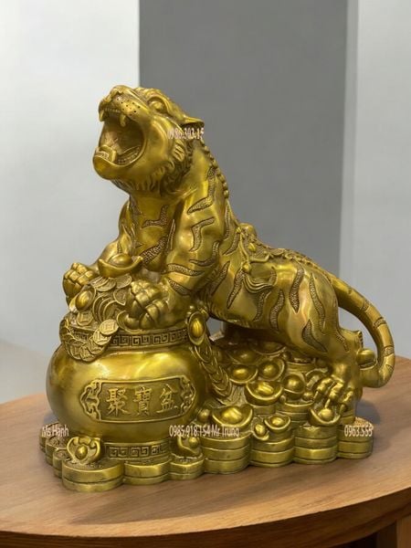 Tượng hổ phong thủy ôm hũ tiền bằng đồng