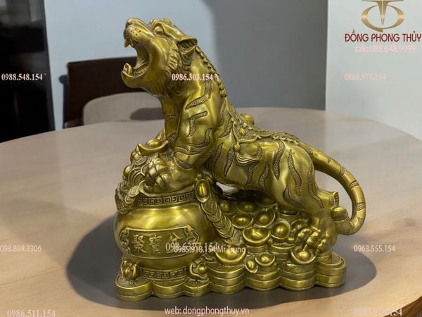 Tượng hổ phong thủy ôm hũ tiền bằng đồng