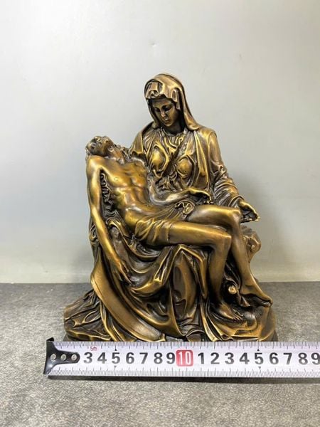 Tượng đức mẹ u sầu bằng đồng