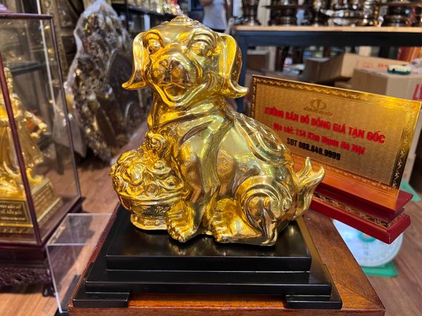 Quà tặng sếp tuổi tuất: Tượng chó ôm hũ vàng bằng đồng dát vàng 24k