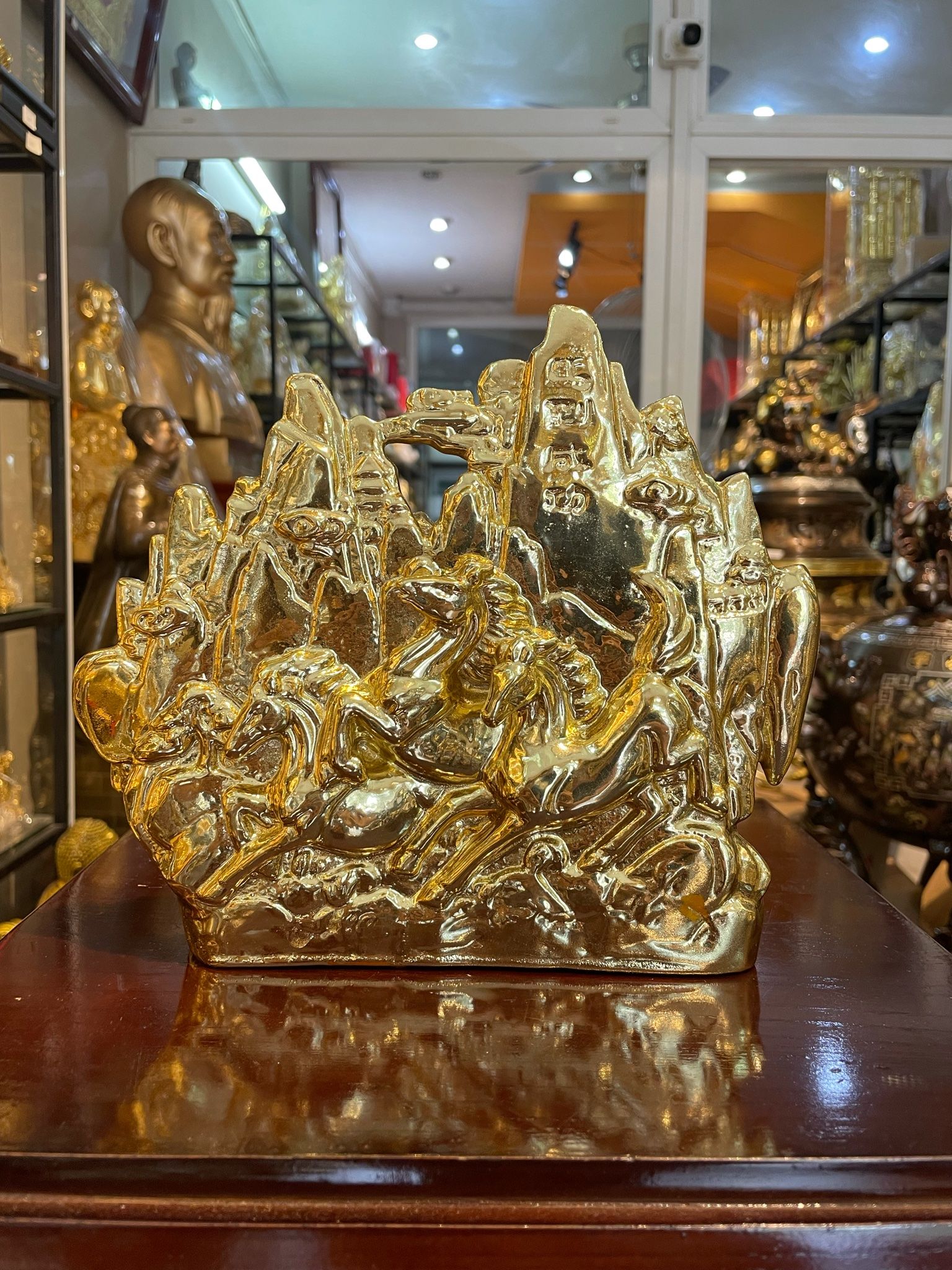 Ngựa bằng đồng dát vàng