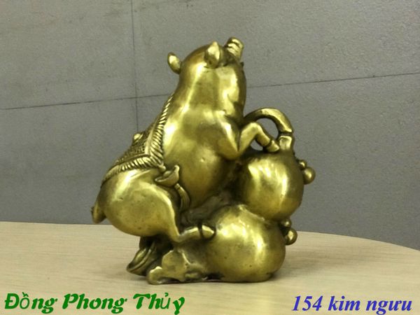 Tượng heo ôm hồ lô vàng - Đồng phong thủy