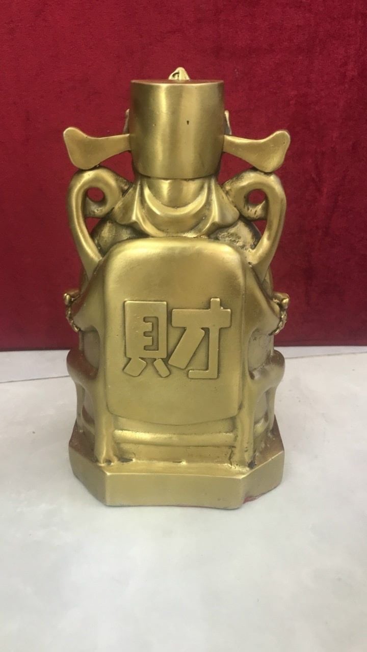 Tượng thần tài dâng tiền