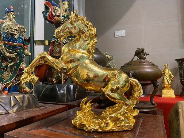 Tượng ngựa mạ vàng 24k cao 27cm ngang 28cm nặng 2,5kg