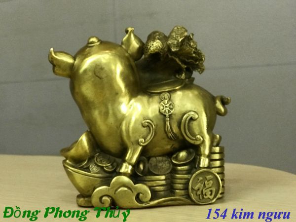 Tượng heo bằng đồng phong thủy cõng củ cải