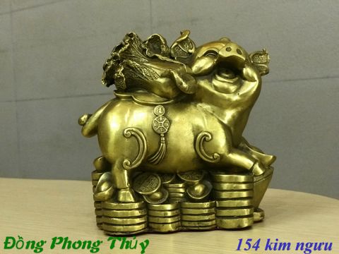 Tượng heo bằng đồng phong thủy cõng củ cải