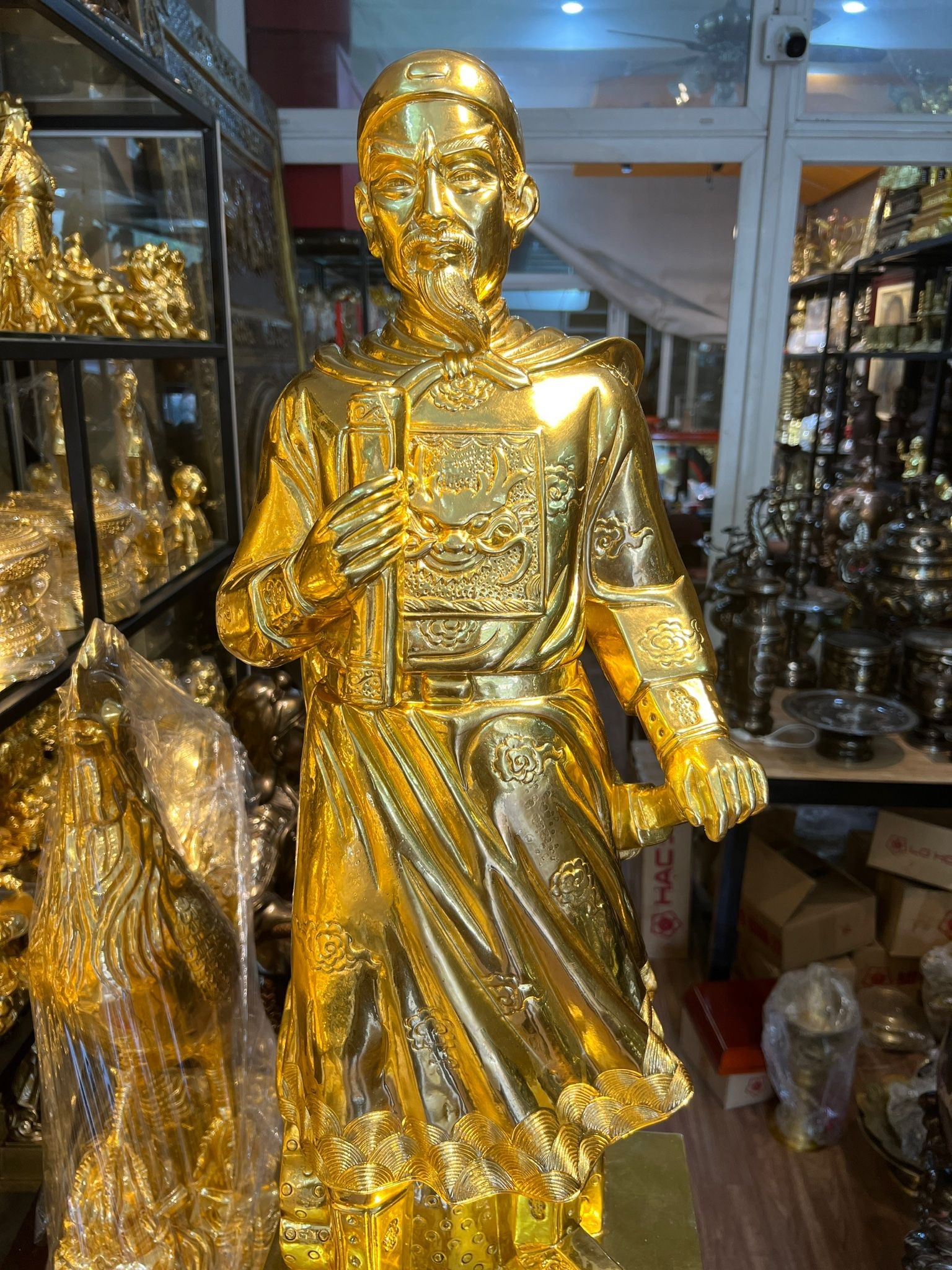Dát vàng 24k tượng Trần Hưng Đạo bằng gỗ hương đá 1m khách gửi