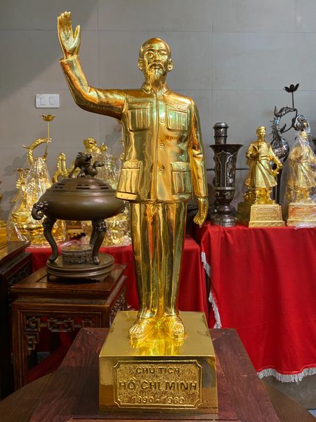 Tượng bác hồ đứng vẫy tay chào bằng đồng dát vàng 24k cao 50cm ngang 14,5cm sâu 15cm nặng 6,5kg