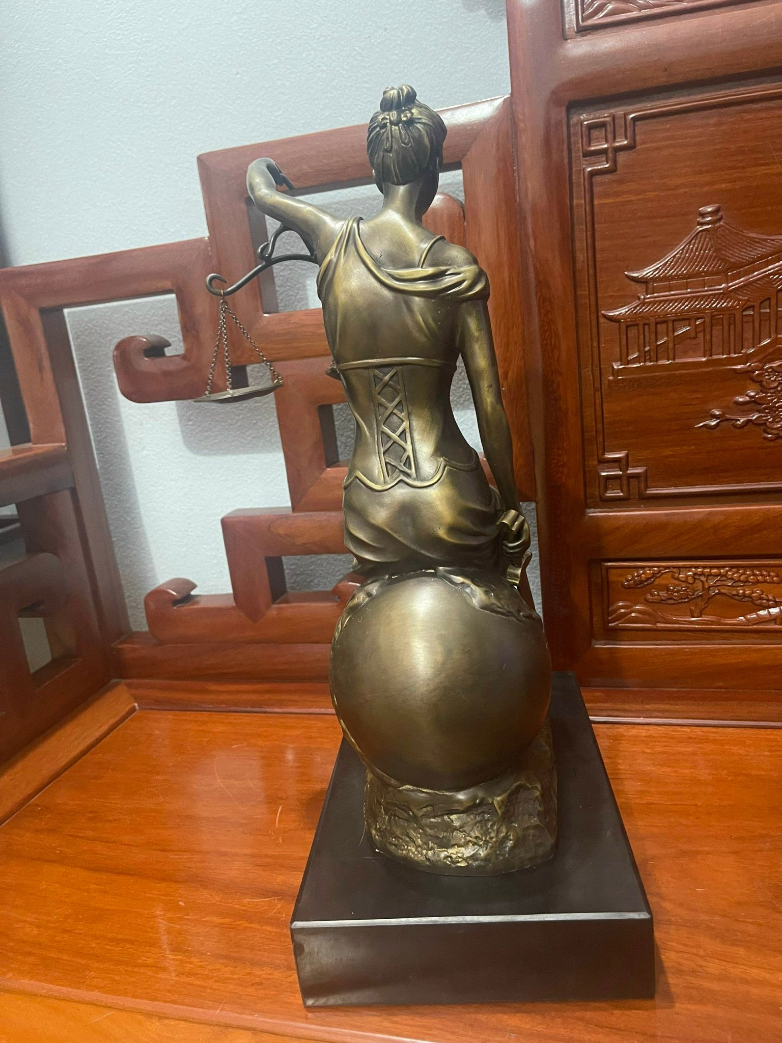 Tượng nữ thần công lý - cán cân công lý