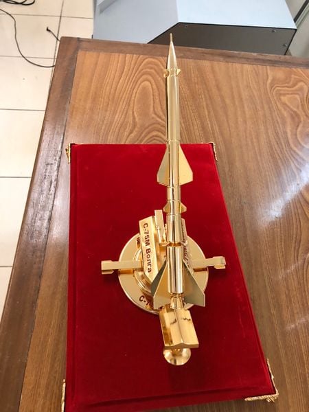 Mô hình tên lửa phòng không mạ vàng 24k