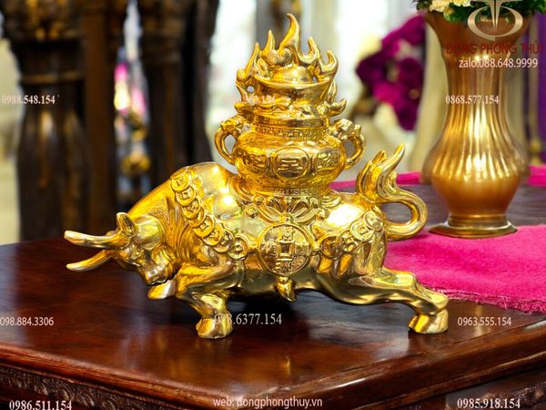 Tượng trâu vàng cõng hũ tiền bằng đồng dát vàng 24k