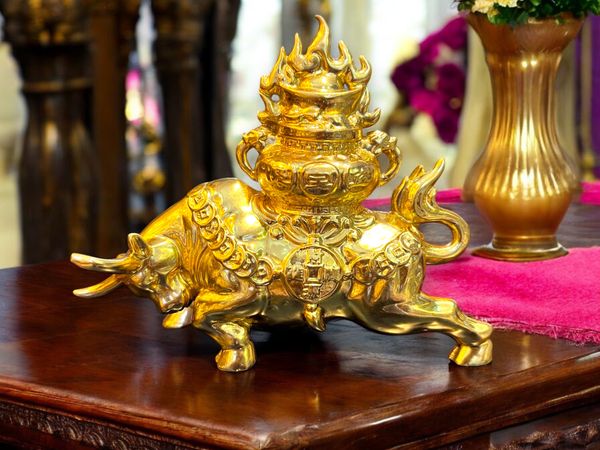 Tượng trâu vàng cõng hũ tiền bằng đồng dát vàng 24k