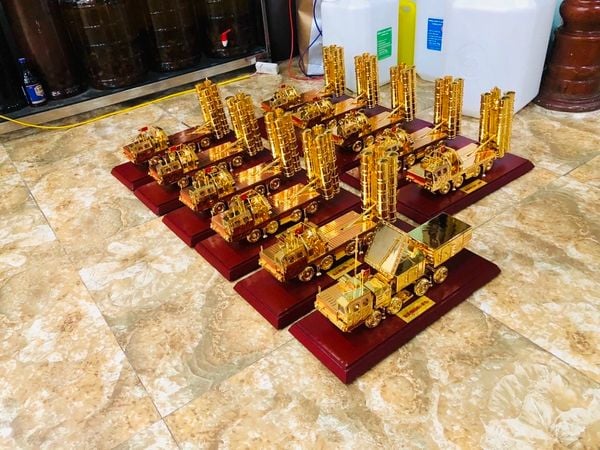 Mô hình Xe trở tên lửa bằng đồng mạ vàng 24k
