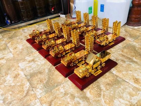 Mô hình Xe trở tên lửa bằng đồng mạ vàng 24k