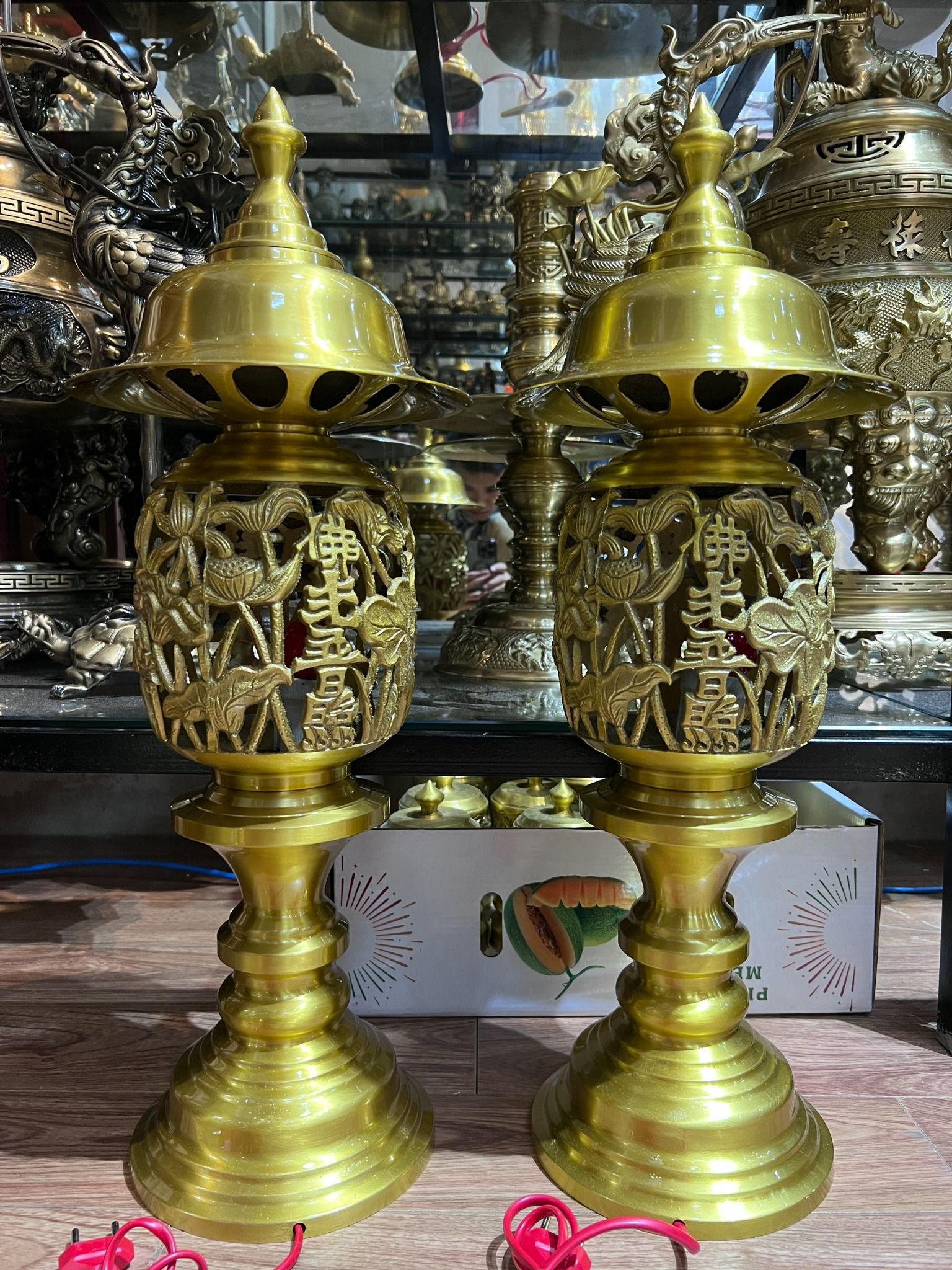 Đôi đèn thờ bằng đồng cao 60cm nặng 10kg