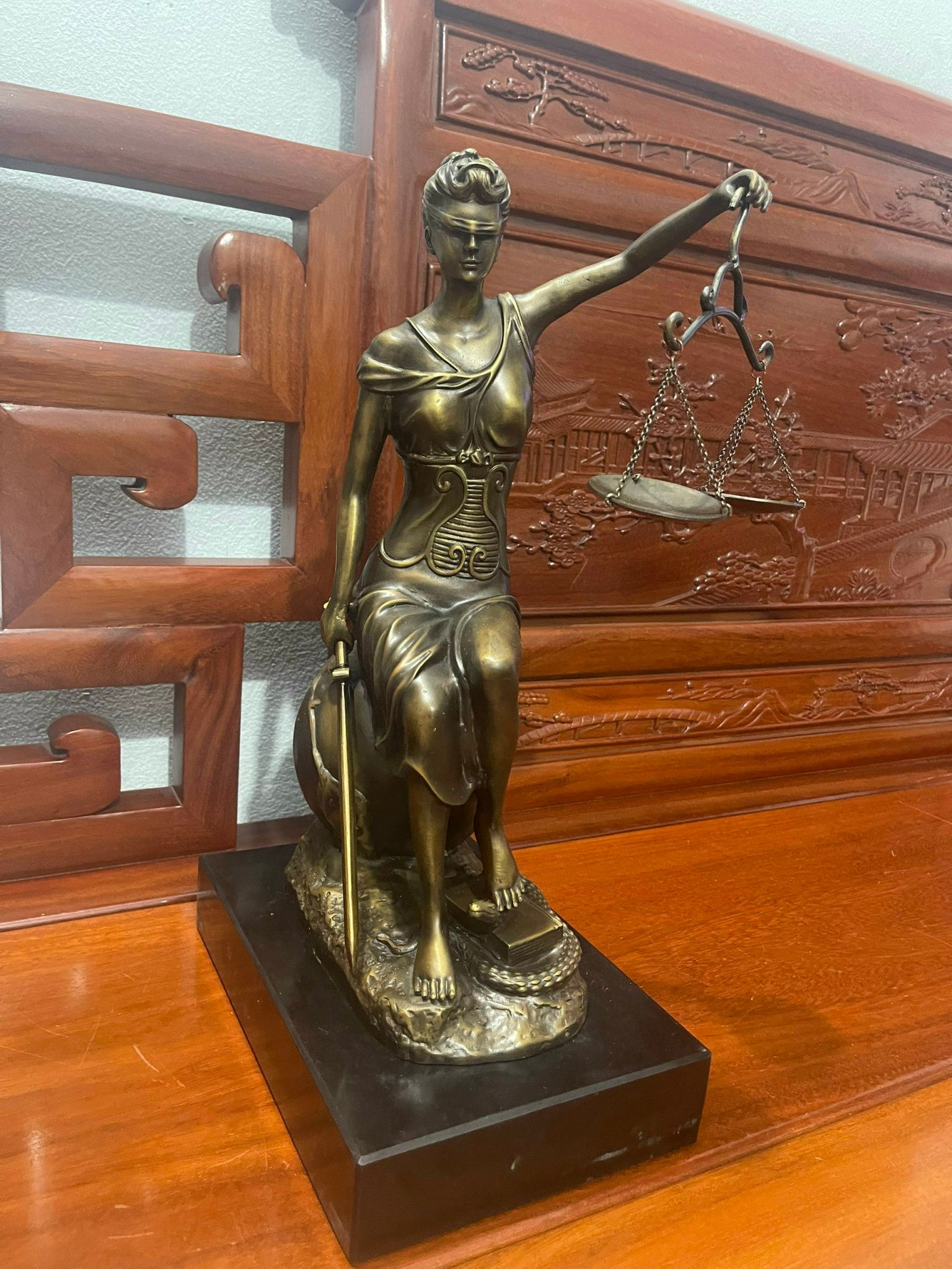 Tượng nữ thần công lý - cán cân công lý