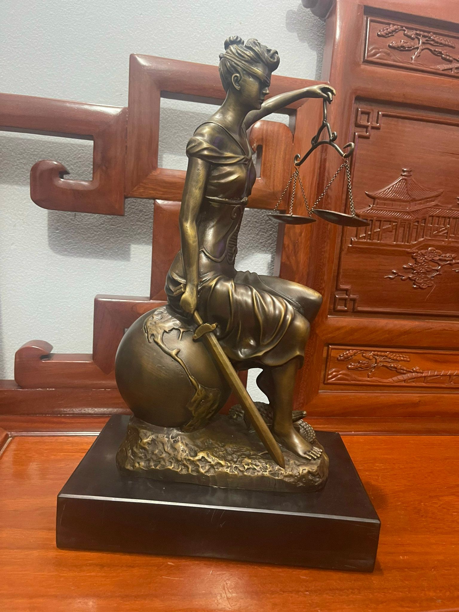 Tượng nữ thần công lý - cán cân công lý