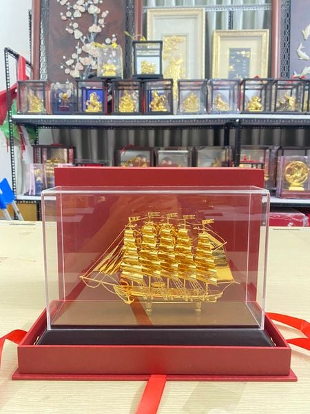 Quà tặng sếp: mô hình thuyền buồm mạ vàng 24k