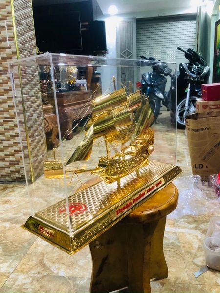 Quà tặng vip: Mô hình thuyền buồm mạ vàng 24k