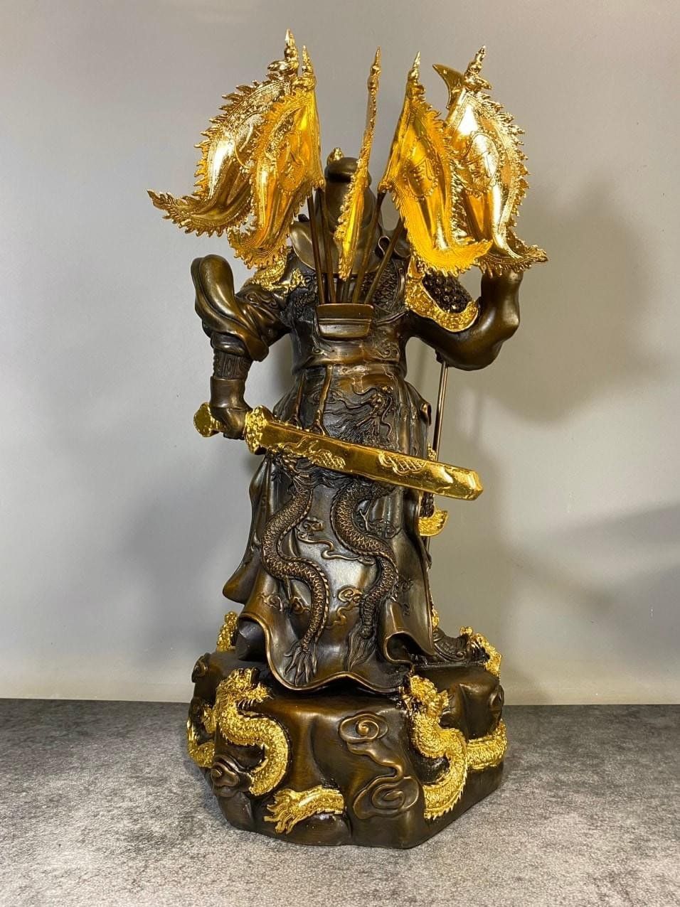 Quan công dát vàng