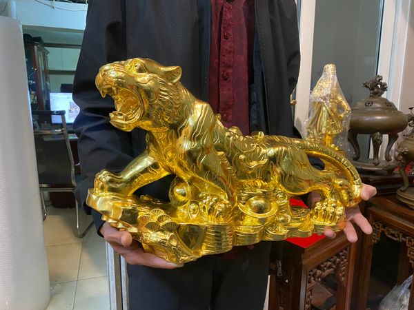 tượng hổ mạ vàng phong thủy bằng đồng dát vàng 24k
