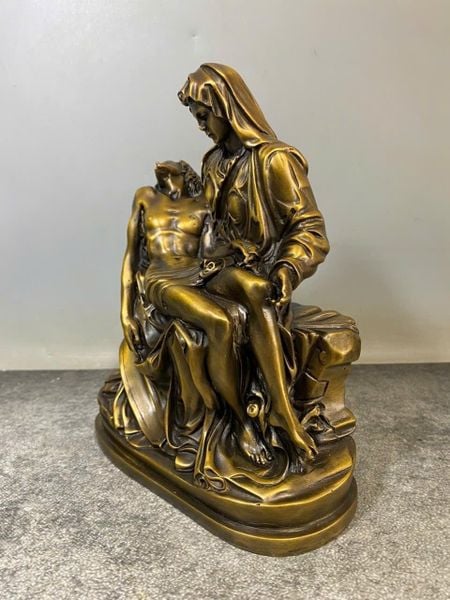 Tượng đức mẹ u sầu bằng đồng