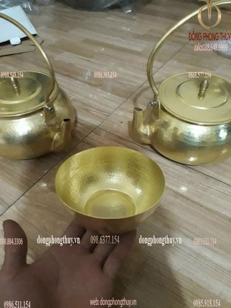 Ấm chén bằng đồng gò thủ công