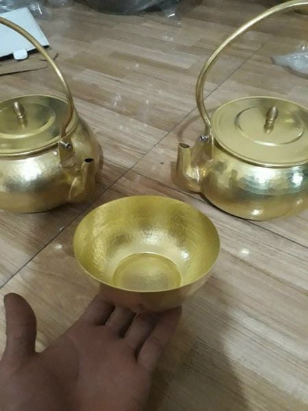 Ấm chén bằng đồng gò thủ công