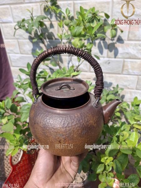 Ấm nước bằng đồng gò thủ công