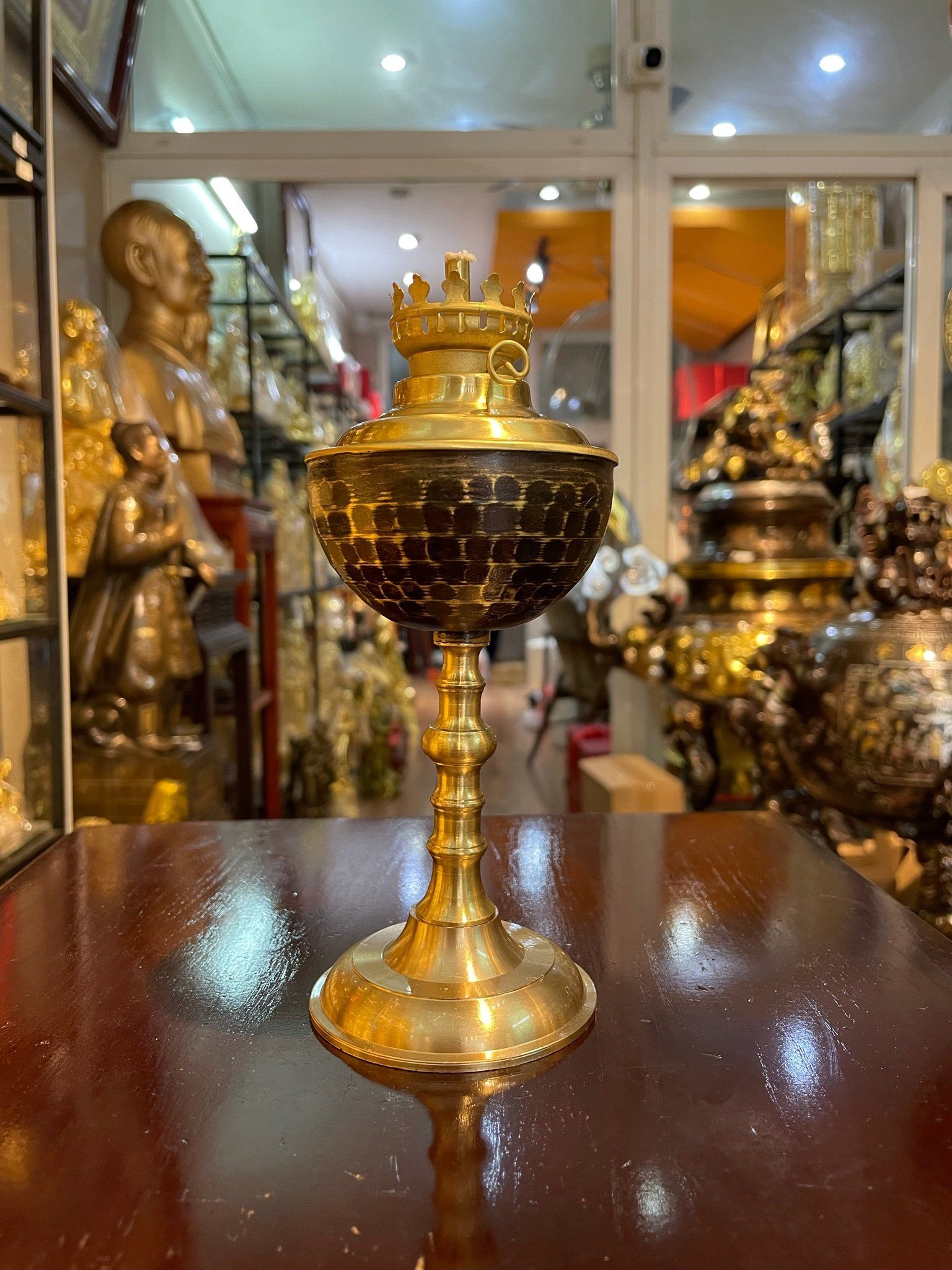 Đèn dầu bằng đồng