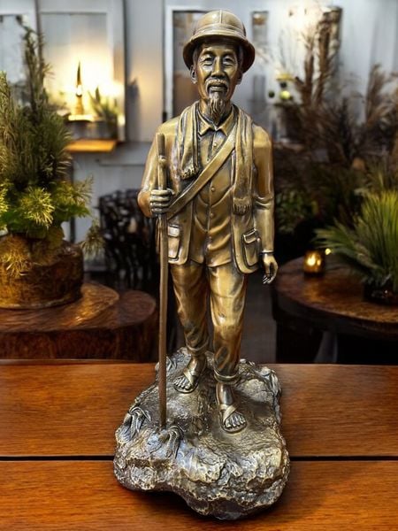 Tượng Bác Hồ bằng đồng