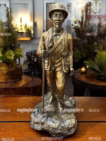 Tượng Bác Hồ bằng đồng