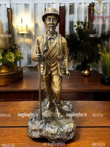 Tượng Bác Hồ bằng đồng