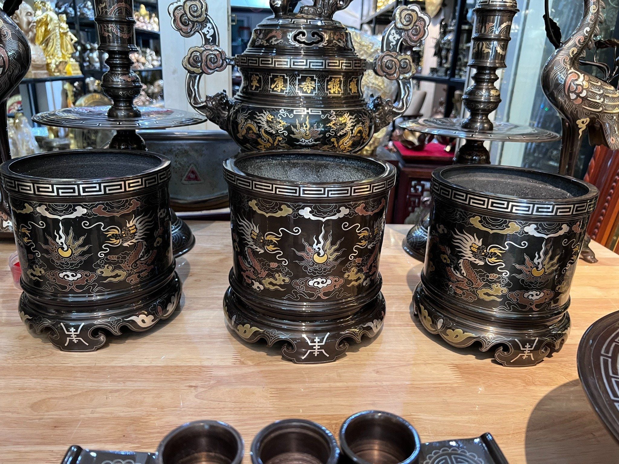 bát hương đồng đỏ khảm ngũ sắc