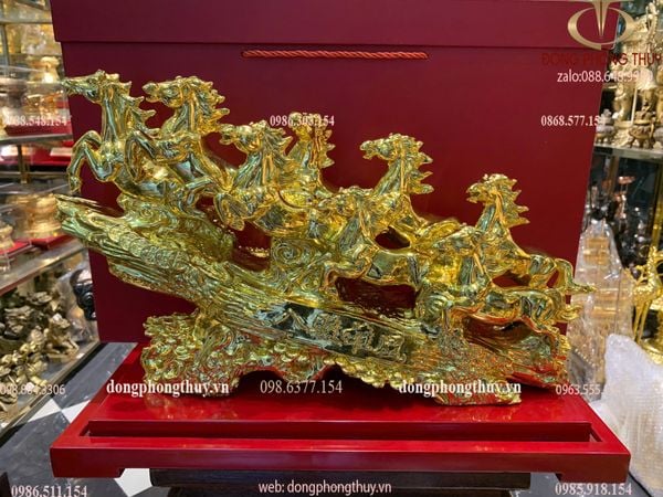 Tượng ngựa mạ vàng bát mã truy phong bằng đồng dát vàng